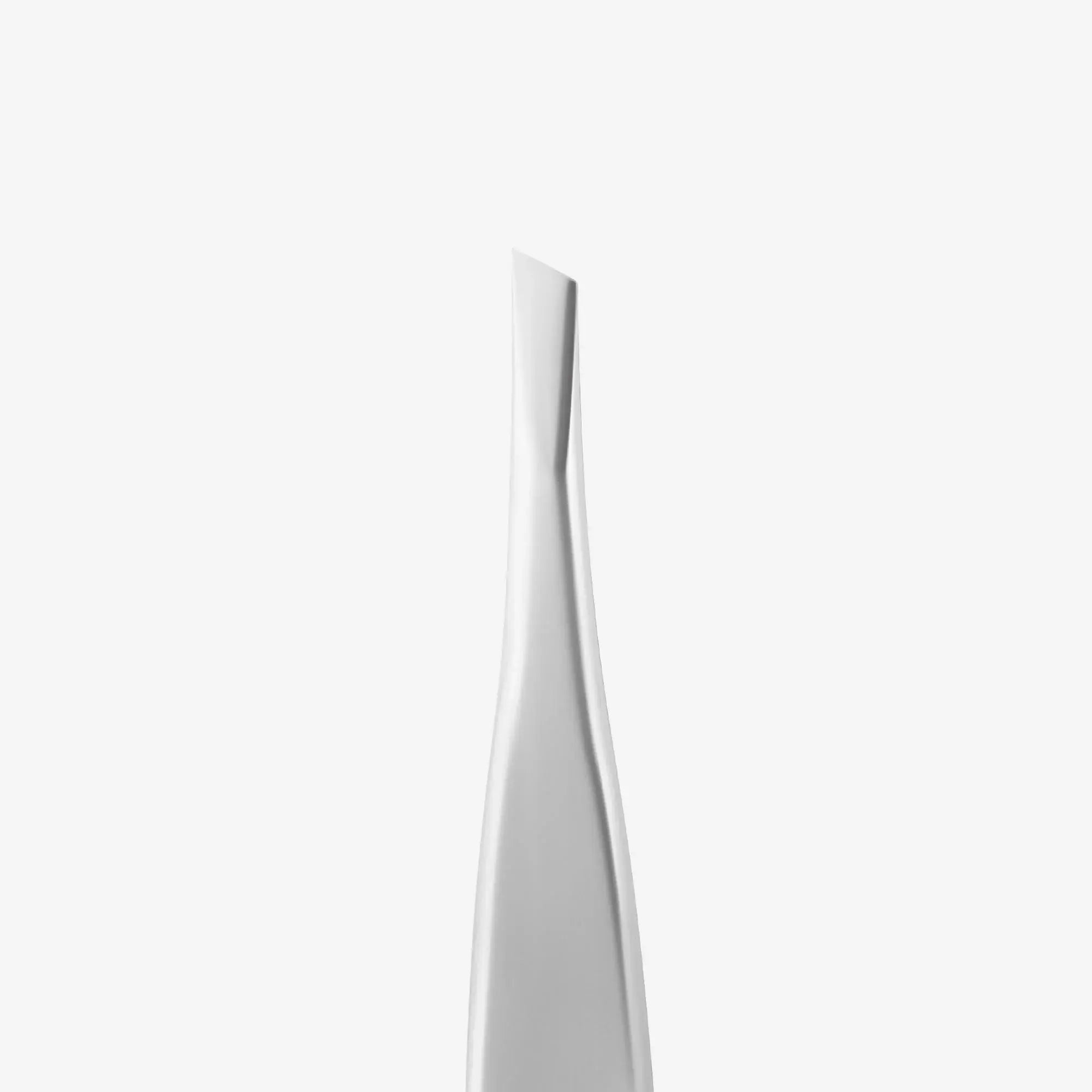 EXPERT 20 TYPE 4 professional eyebrow tweezers – narrow beveled edges for precise brow shaping. Stainless steel with a matte, non-slip finish.