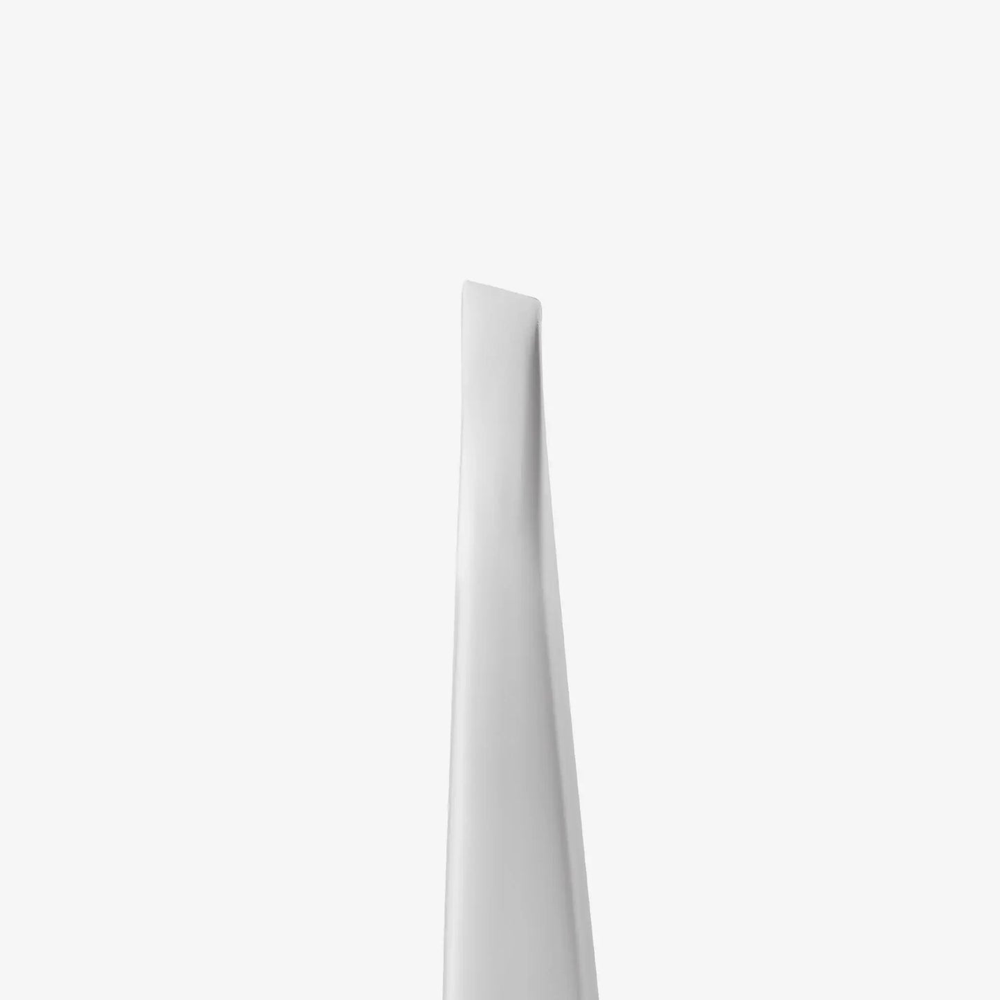EXPERT 10 TYPE 3 professional eyebrow tweezers – wide beveled edges for precise shaping. Stainless steel with a satin matte finish.