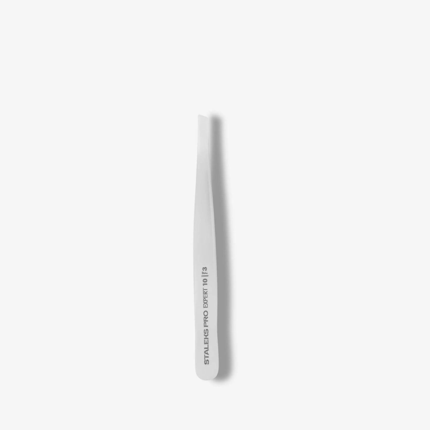 EXPERT 10 TYPE 3 professional eyebrow tweezers – wide beveled edges for precise shaping. Stainless steel with a satin matte finish.