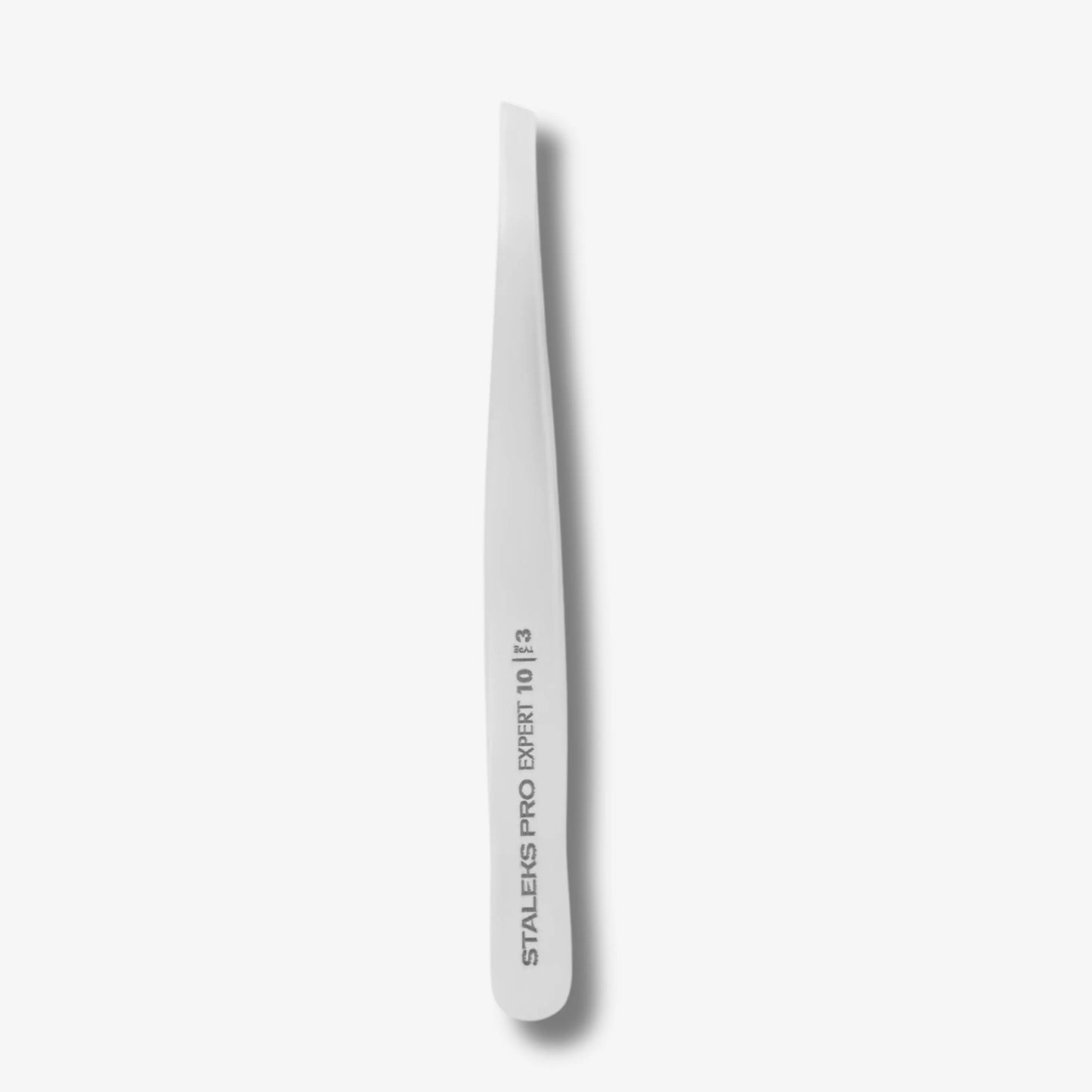 EXPERT 10 TYPE 3 professional eyebrow tweezers – wide beveled edges for precise shaping. Stainless steel with a satin matte finish.