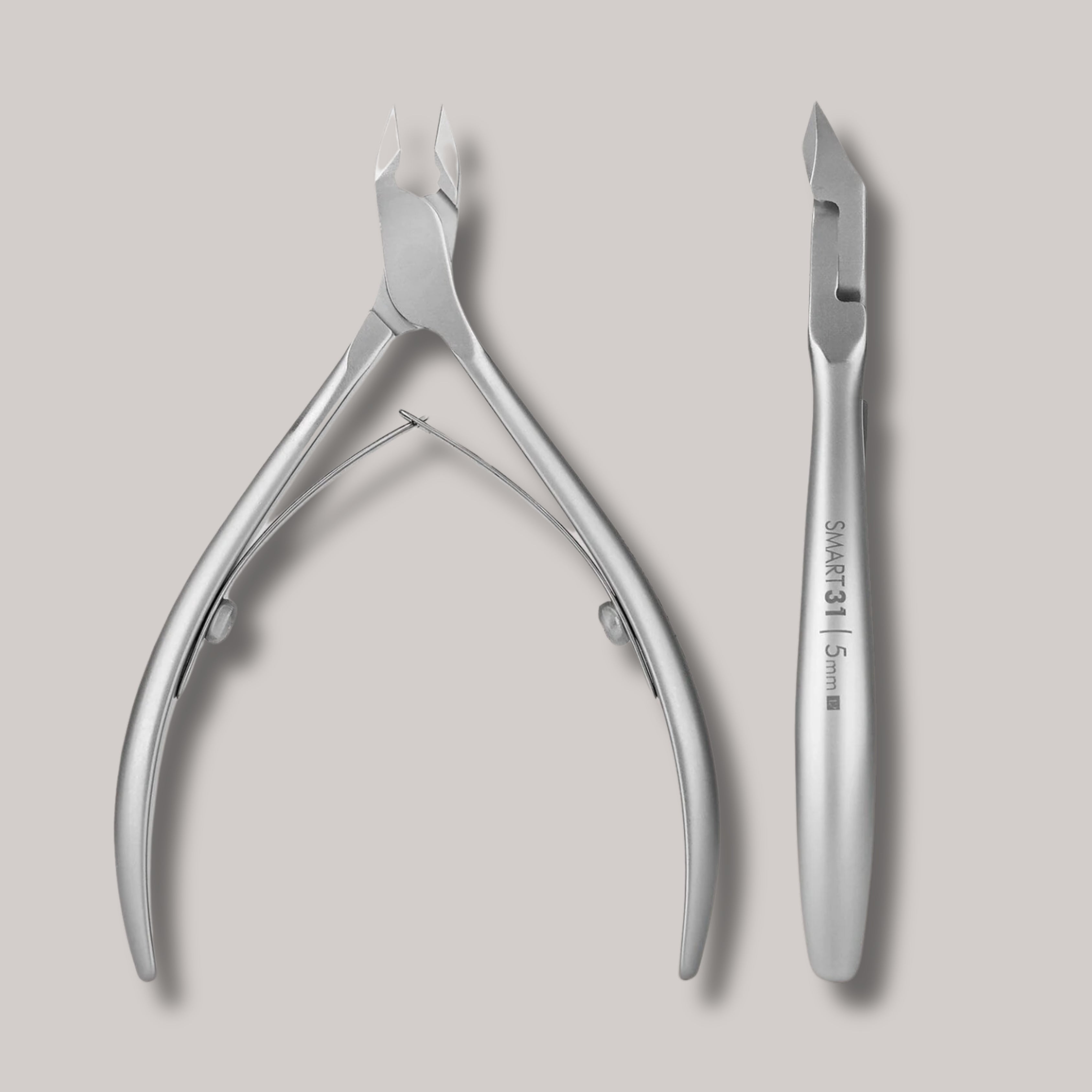 Professional Cuticle Nippers SMART 31 – 5 mm
"Stainless steel cuticle nippers with ergonomic short handles and sharp blades. Designed for professional use, sterilization-safe, and corrosion-resistant.