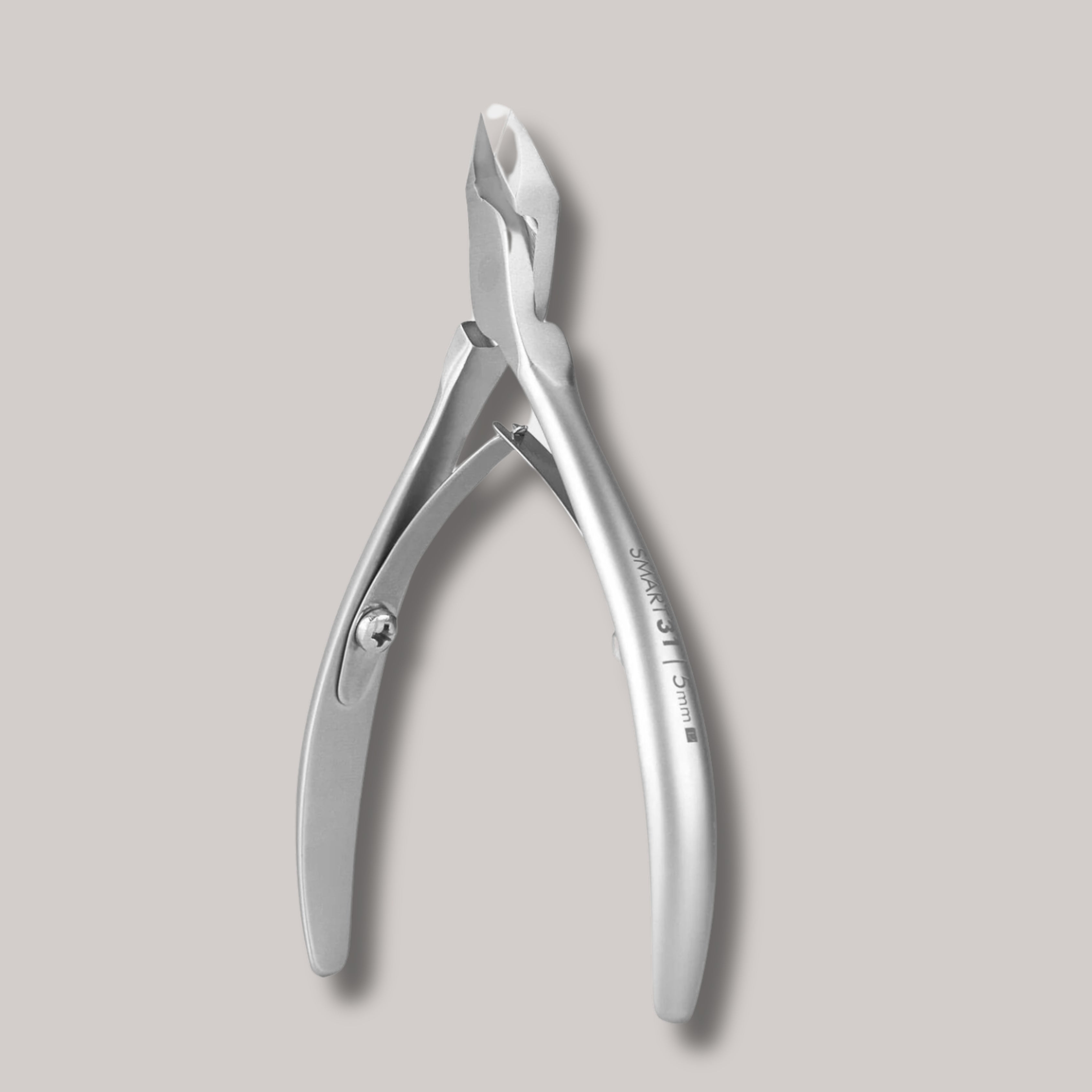 Professional Cuticle Nippers SMART 31 – 5 mm
"Stainless steel cuticle nippers with ergonomic short handles and sharp blades. Designed for professional use, sterilization-safe, and corrosion-resistant.