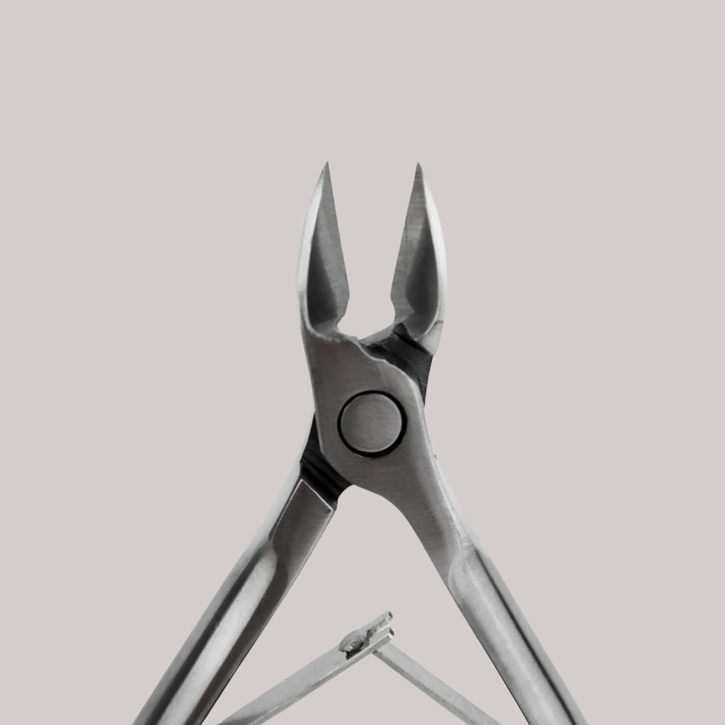 Afilara Professional Nail Clippers 16mm – ergonomic design, sharp blades, ideal for manicure and pedicure care.

