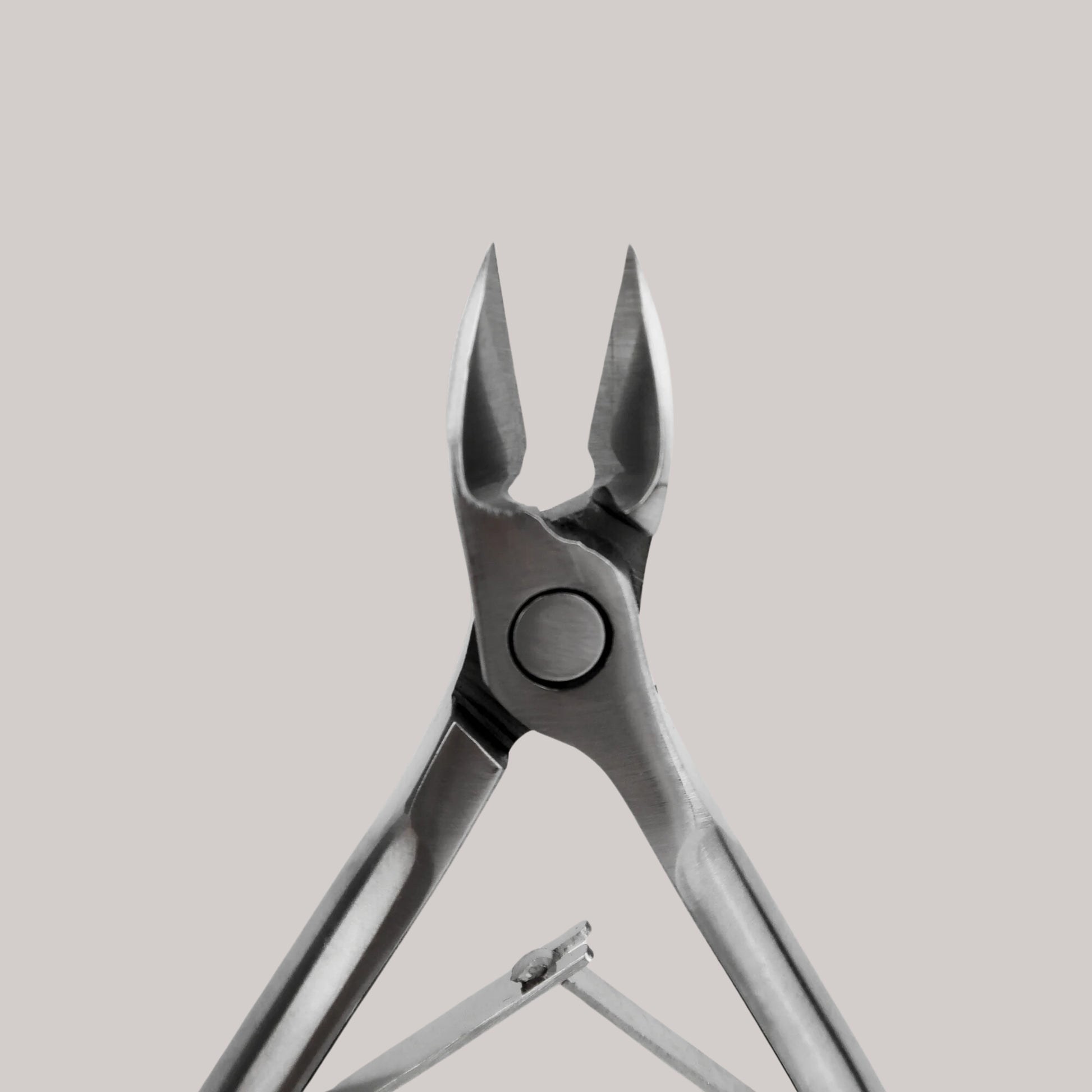 Afilara Professional Nail Clippers 16mm – ergonomic design, sharp blades, ideal for manicure and pedicure care.

