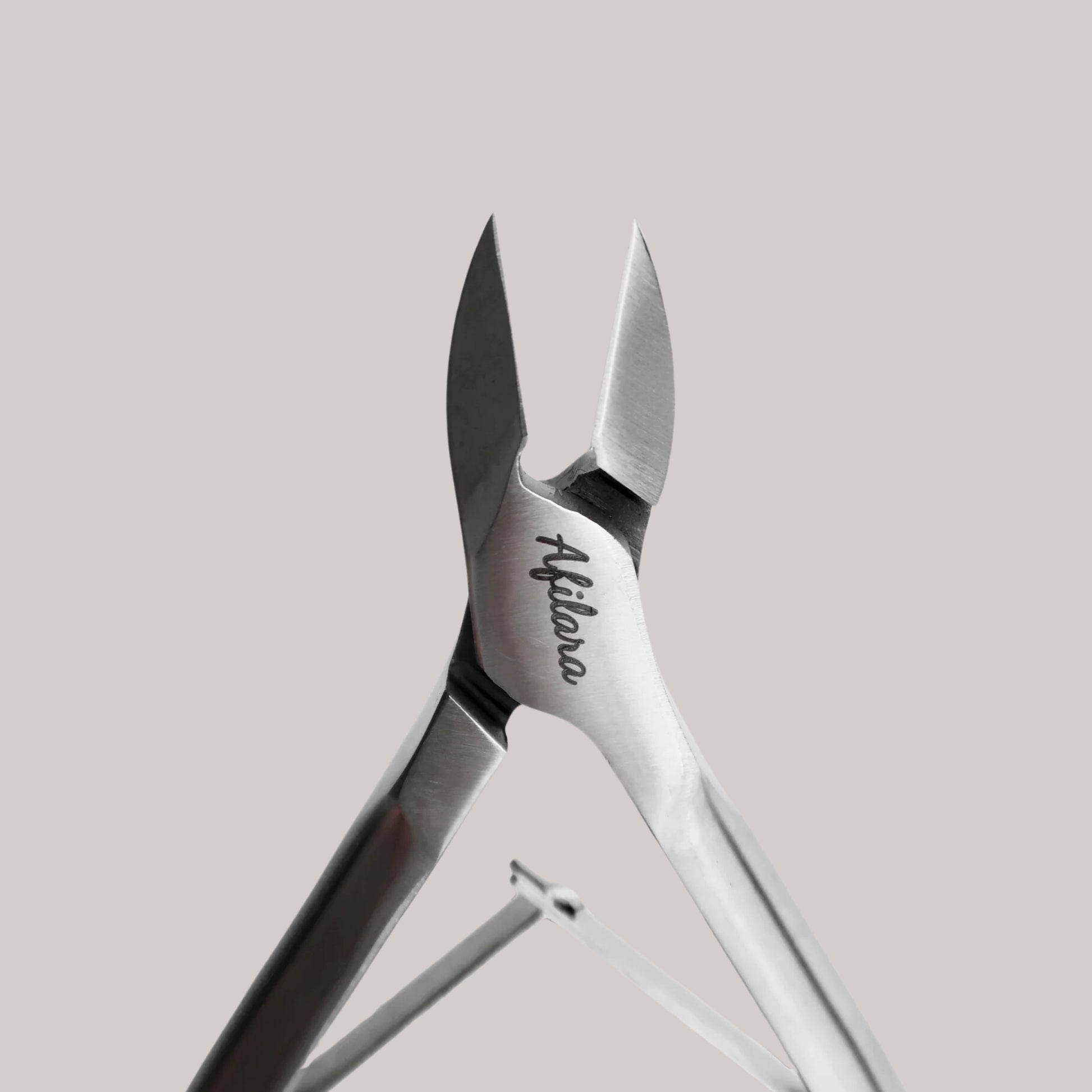 Afilara Professional Nail Clippers 16mm – ergonomic design, sharp blades, ideal for manicure and pedicure care.

