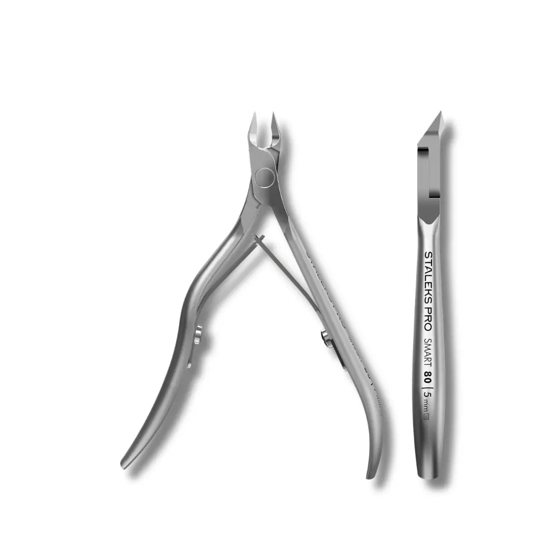 Straight cutting edge with heel and double spring mechanism closeup