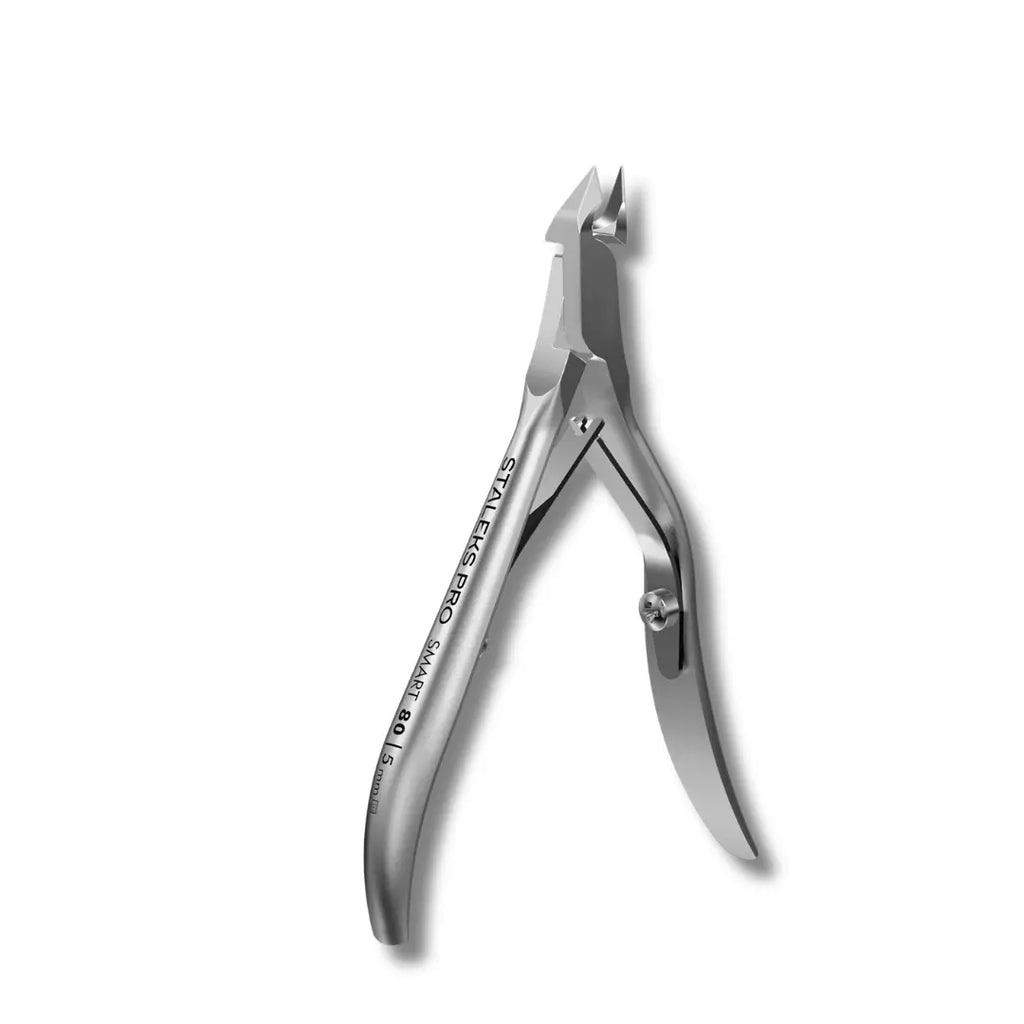 Straight cutting edge with heel and double spring mechanism closeup