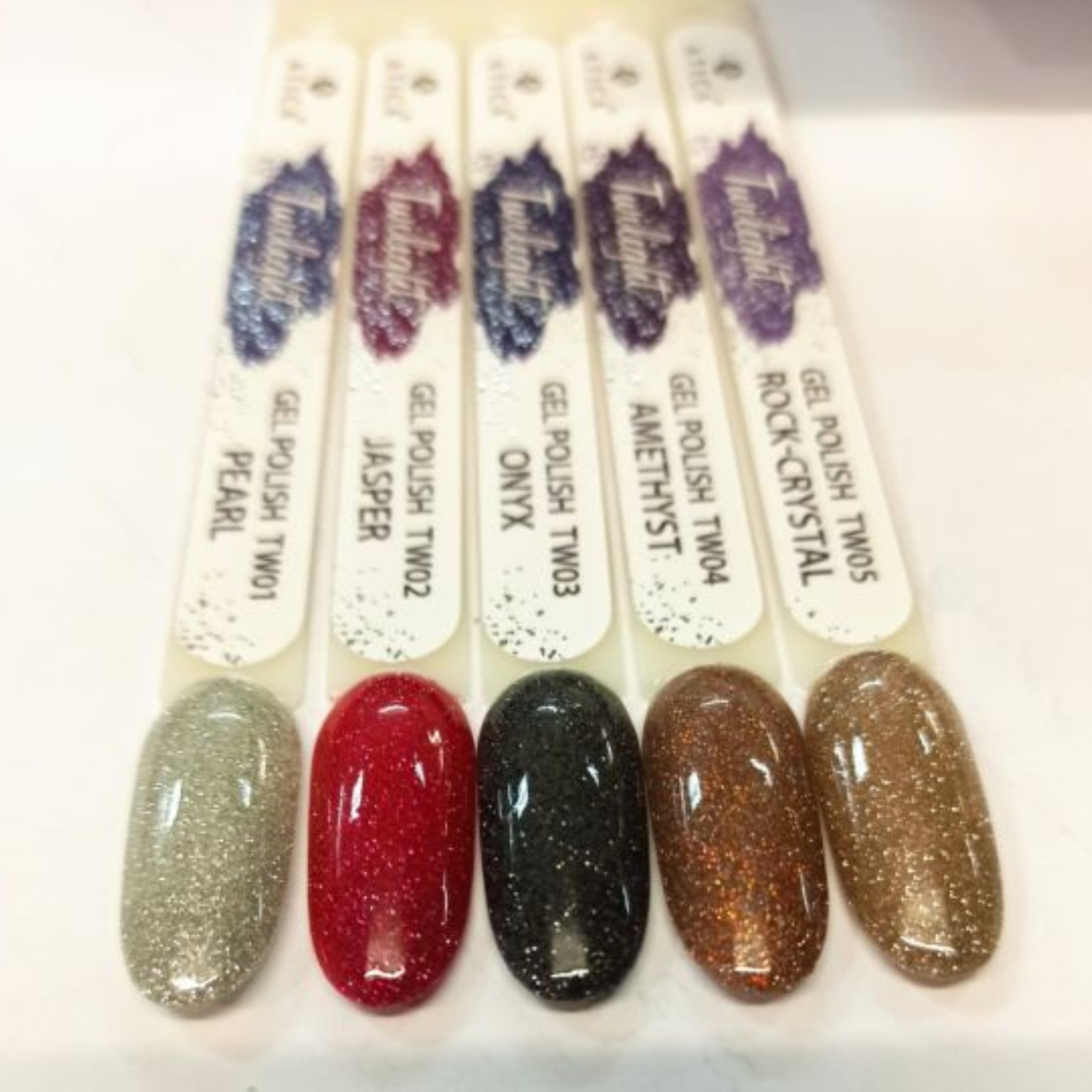 Gel Polish Onyx TW03 8 ml – glowing black gel polish with high-shine finish