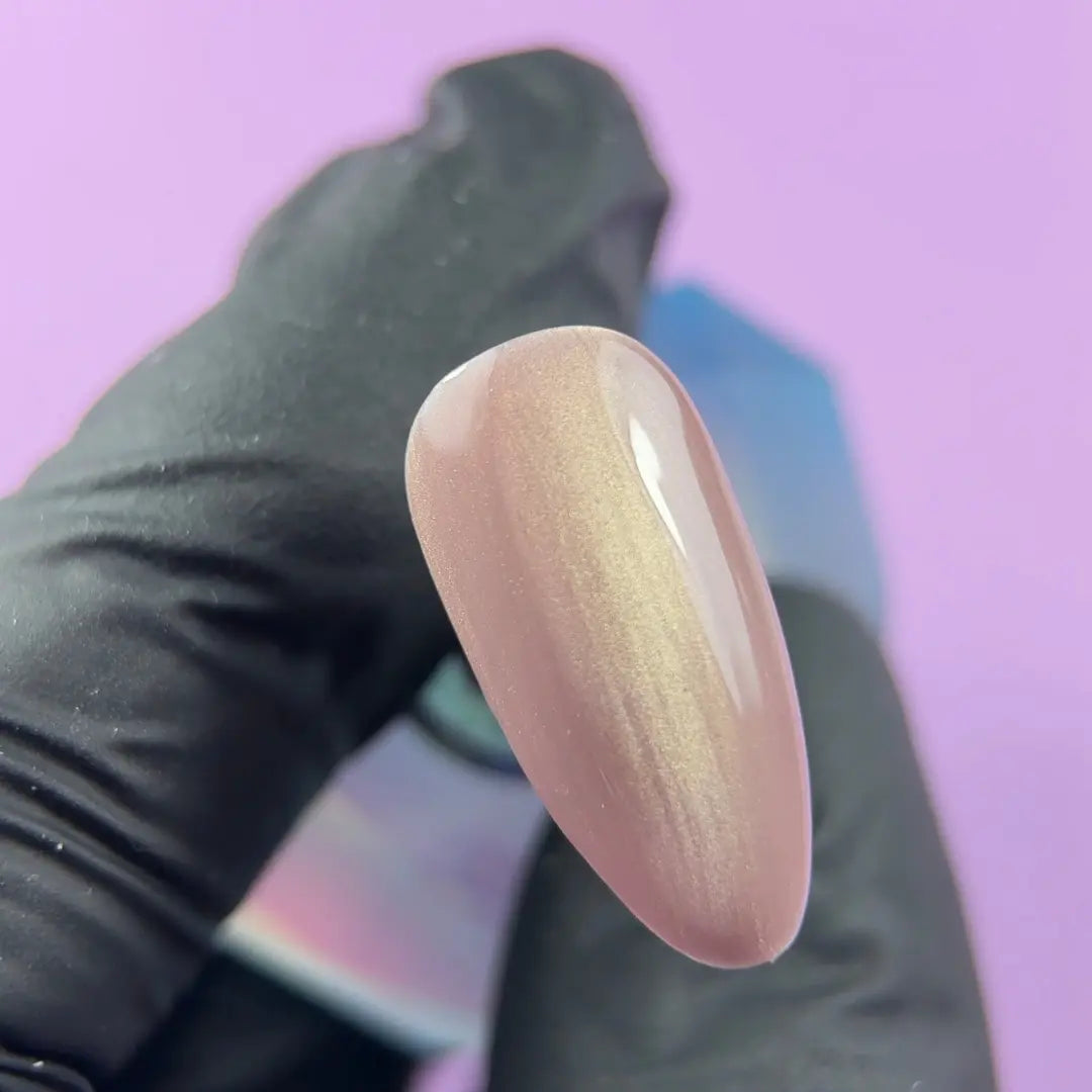 Highly pigmented rich Mauve Silk color with dimensional cat eye magnet effect gel polish swatch closeup