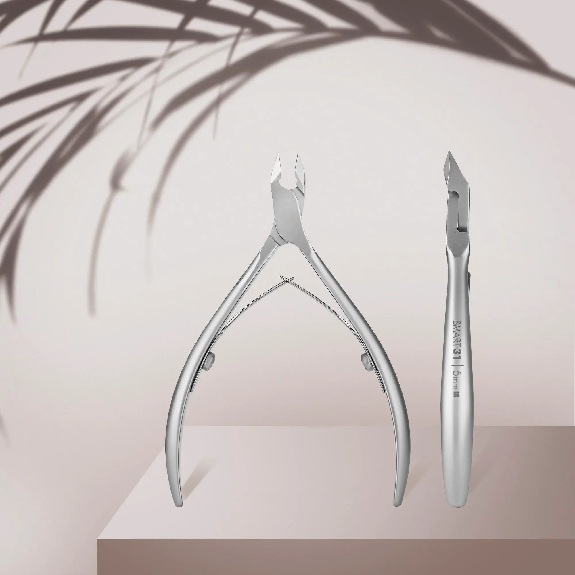 Professional Cuticle Nippers SMART 31 – 5 mm
"Stainless steel cuticle nippers with ergonomic short handles and sharp blades. Designed for professional use, sterilization-safe, and corrosion-resistant.