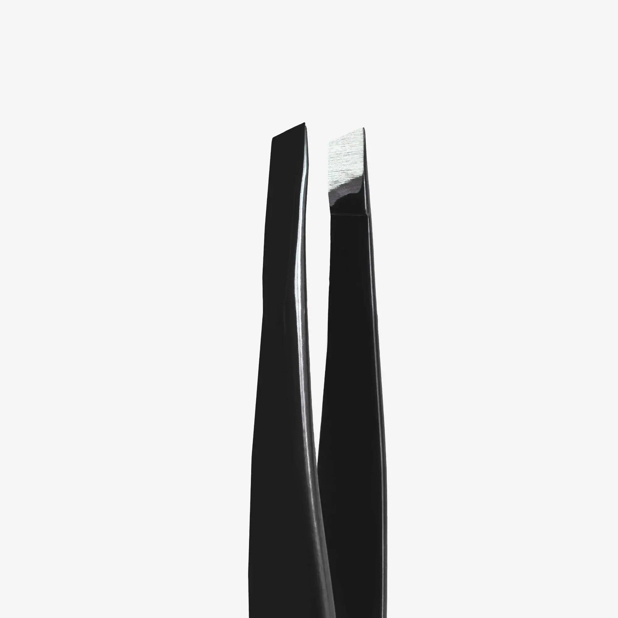 EXPERT 11 TYPE 4 professional eyebrow tweezers – narrow beveled edges for fine, thin eyebrow shaping. Stainless steel with stylish color-coated handles.