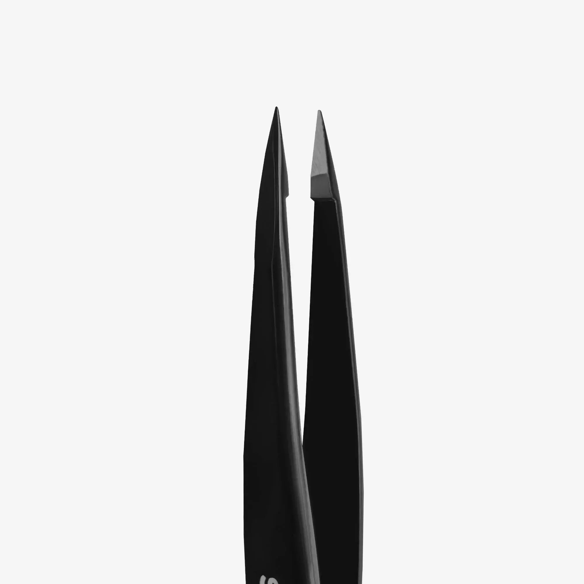 EXPERT 11 TYPE 5 professional eyebrow tweezers – pointed edges for spot correction and ingrown hair removal. Stainless steel with stylish color-coated handles.