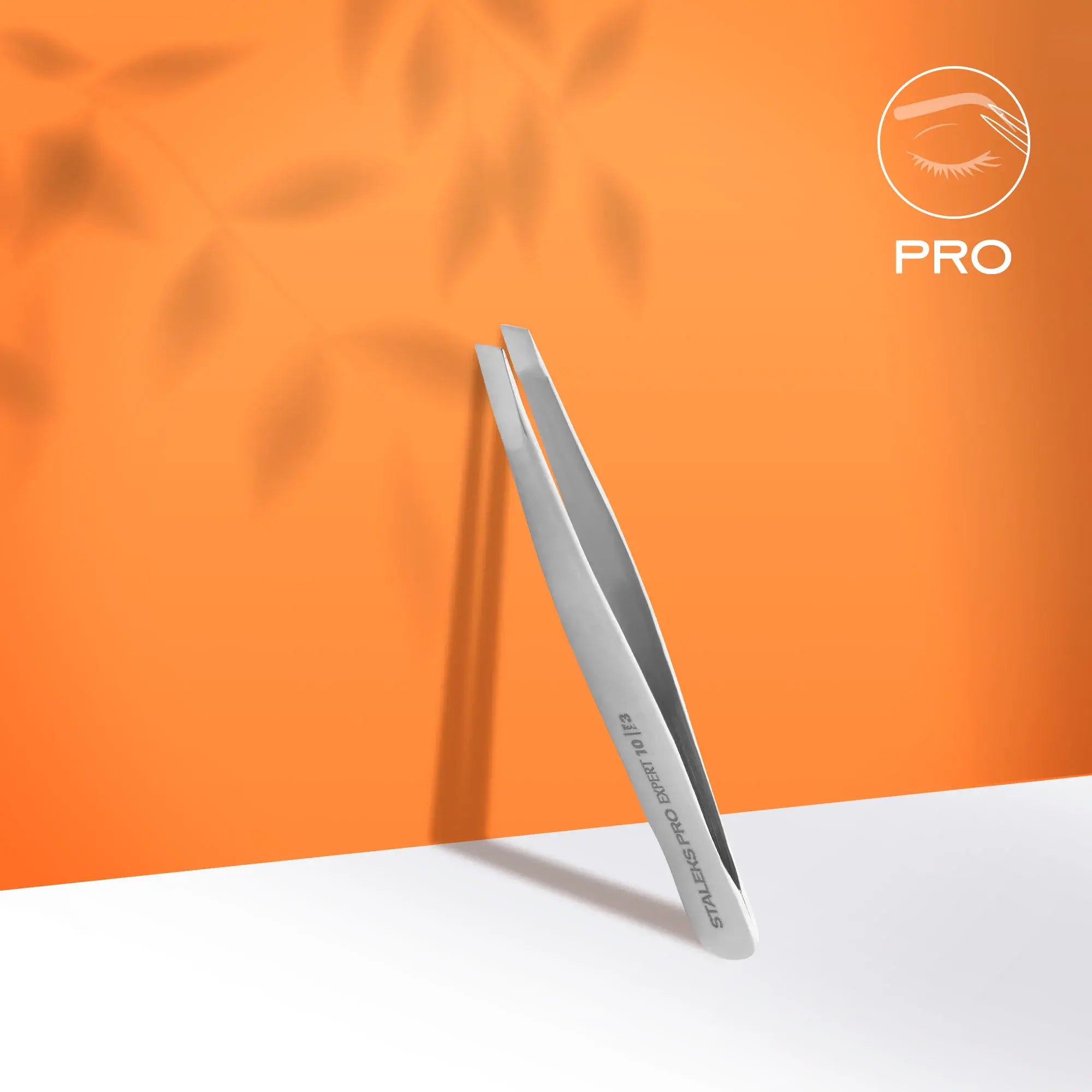 EXPERT 10 TYPE 3 professional eyebrow tweezers – wide beveled edges for precise shaping. Stainless steel with a satin matte finish.