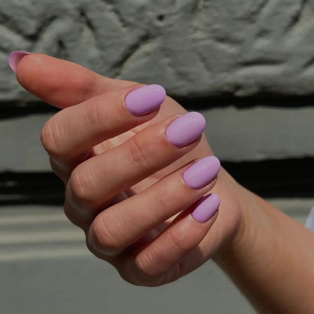 Laila soft lilac gel nail polish on oval-shaped nails in daylight