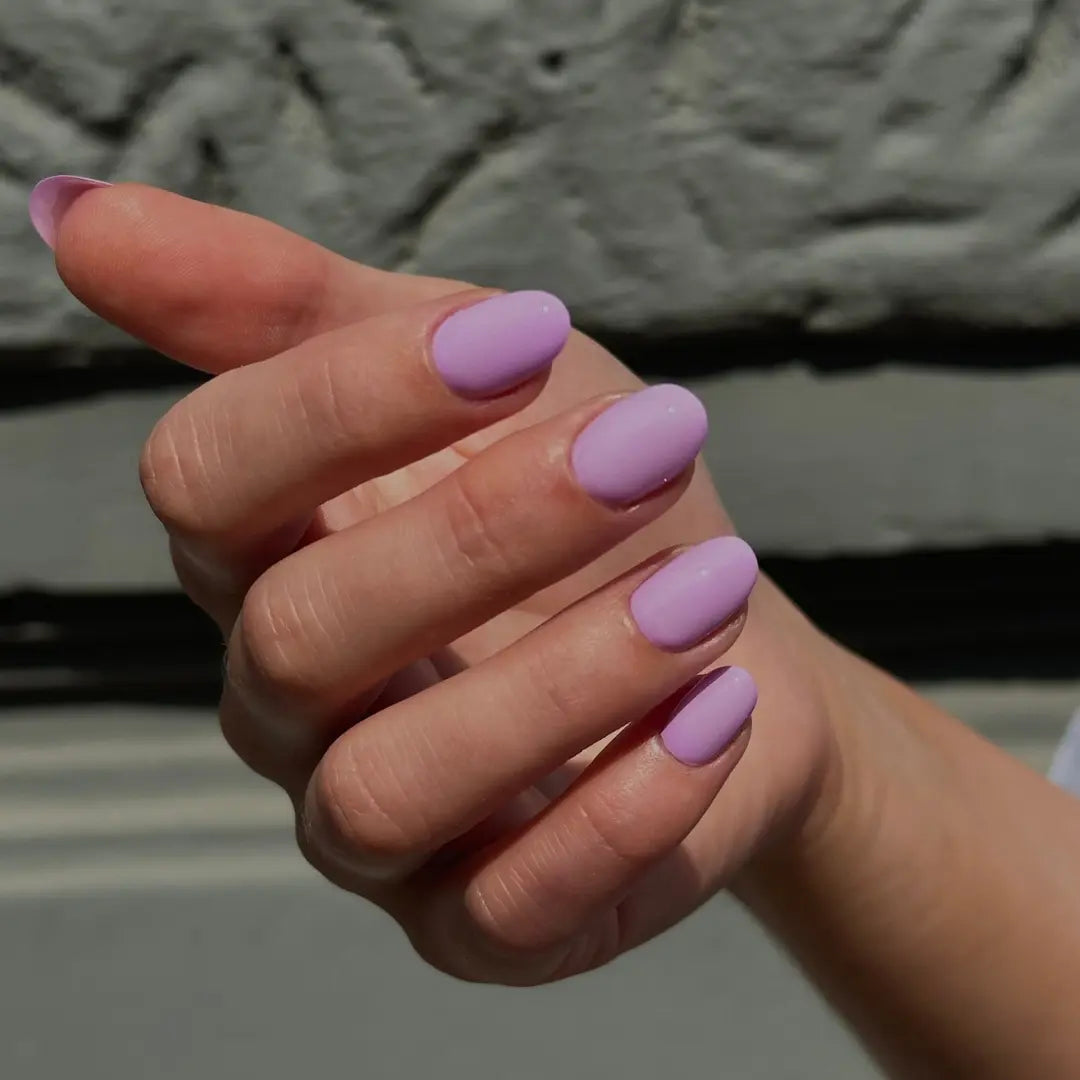 Laila soft lilac gel nail polish on oval-shaped nails in daylight