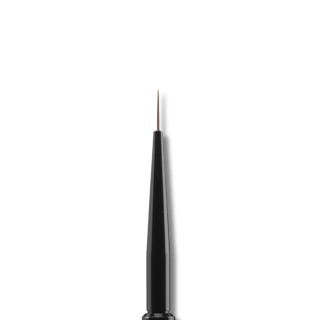 Detail nail brush with 1mm tip and 7mm bristles – perfect for line work and fine designs.


