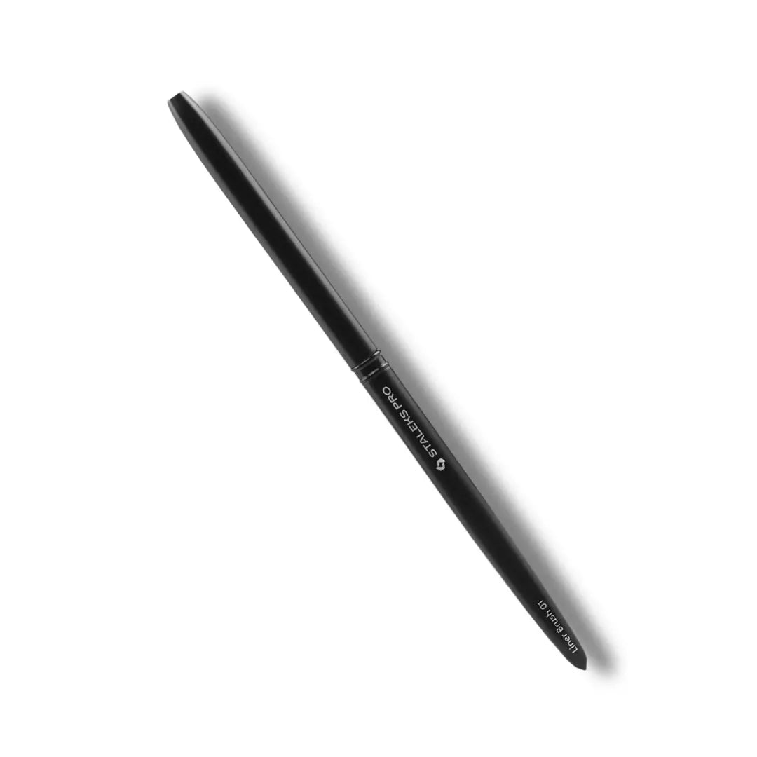 Detail nail brush with 1mm tip and 7mm bristles – perfect for line work and fine designs.

