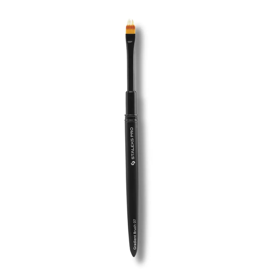 Flat gradient nail brush with synthetic bristles – 7mm wide, 11mm long, aluminium handle.
