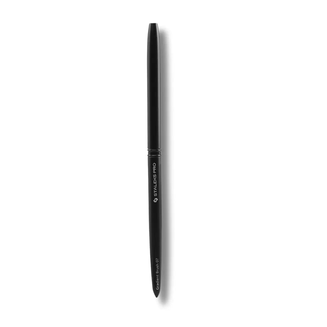 Flat gradient nail brush with synthetic bristles – 7mm wide, 11mm long, aluminium handle.
