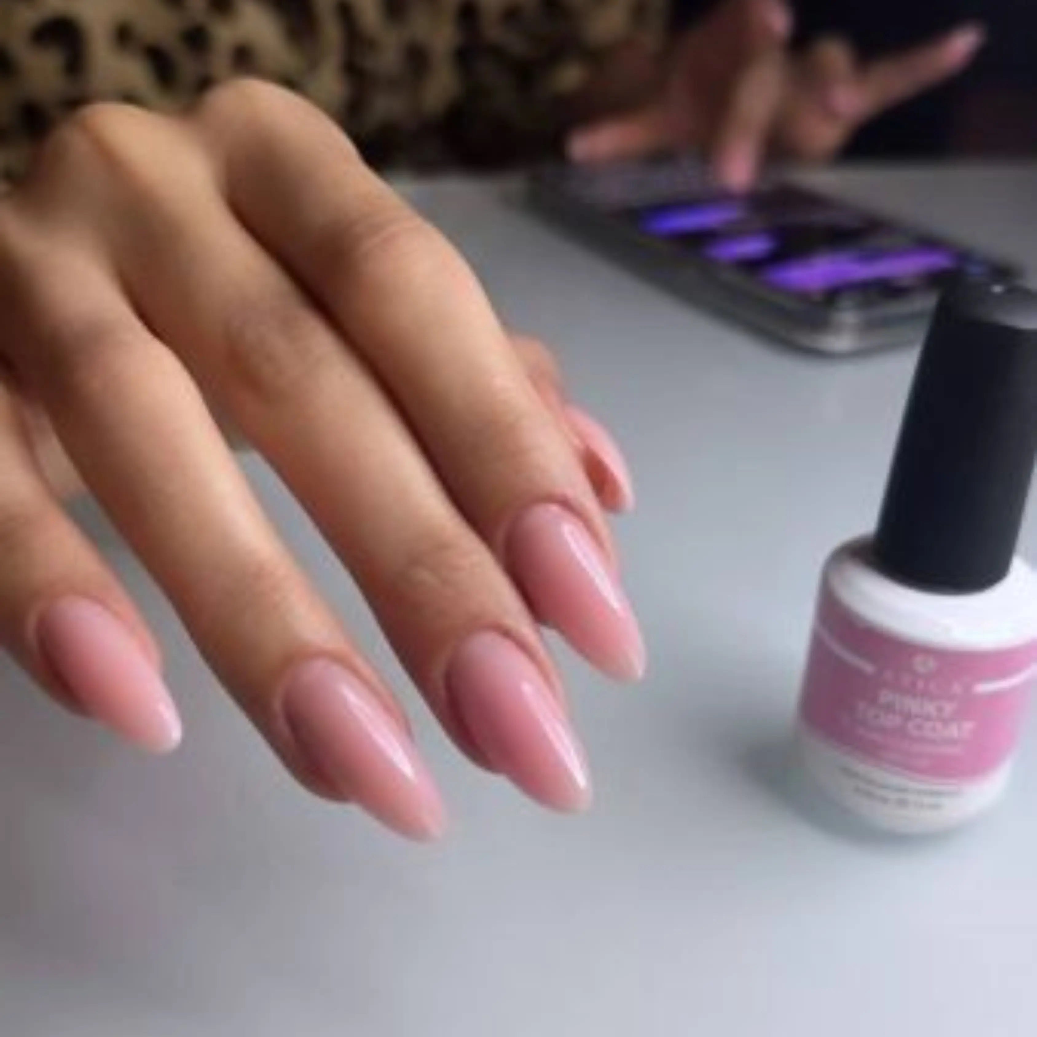 Pinky Top Coat 15 ml – glossy no-wipe top coat with soft pink colour

