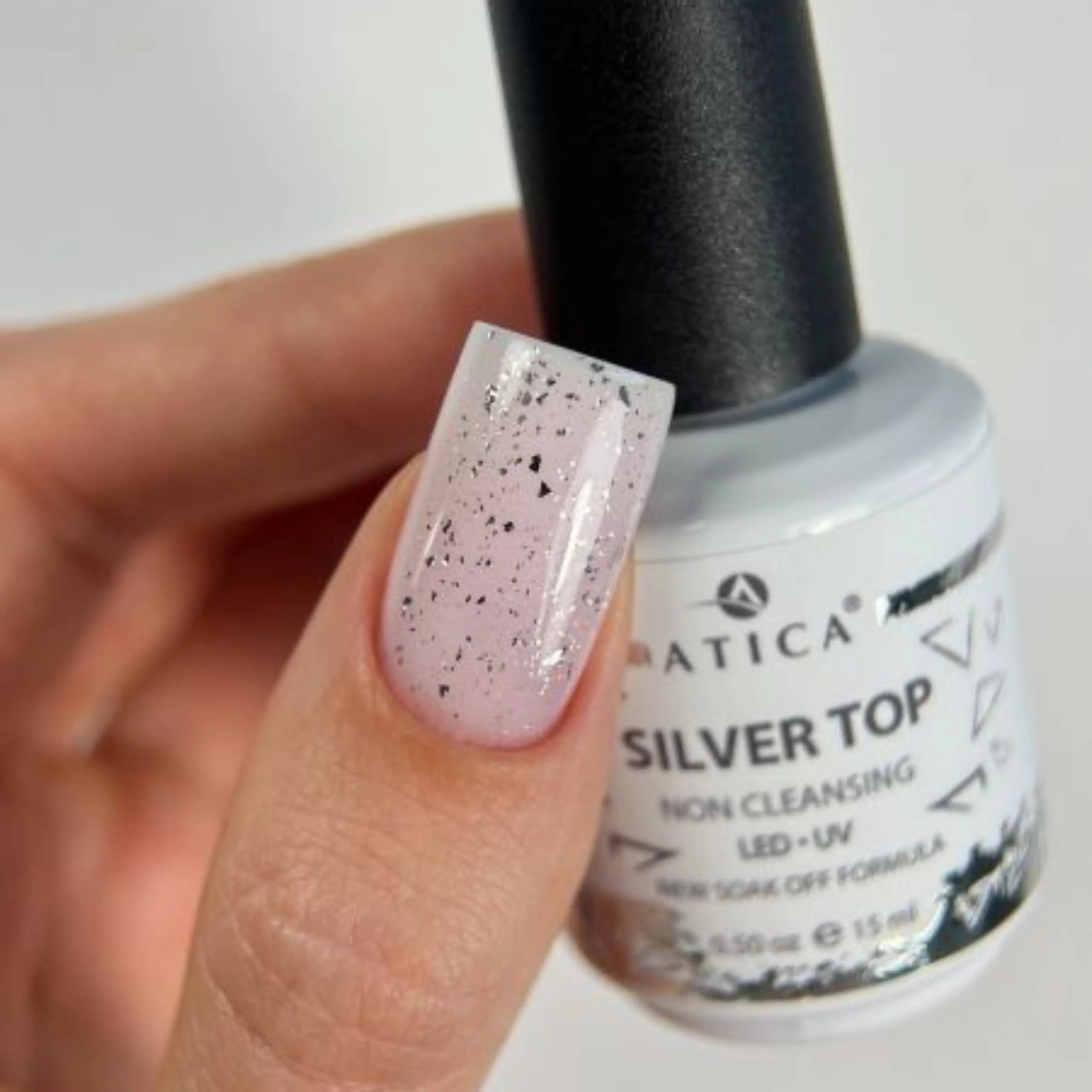 Silver Top Coat 15 ml – flake-infused gel top coat with shimmering silver accents

