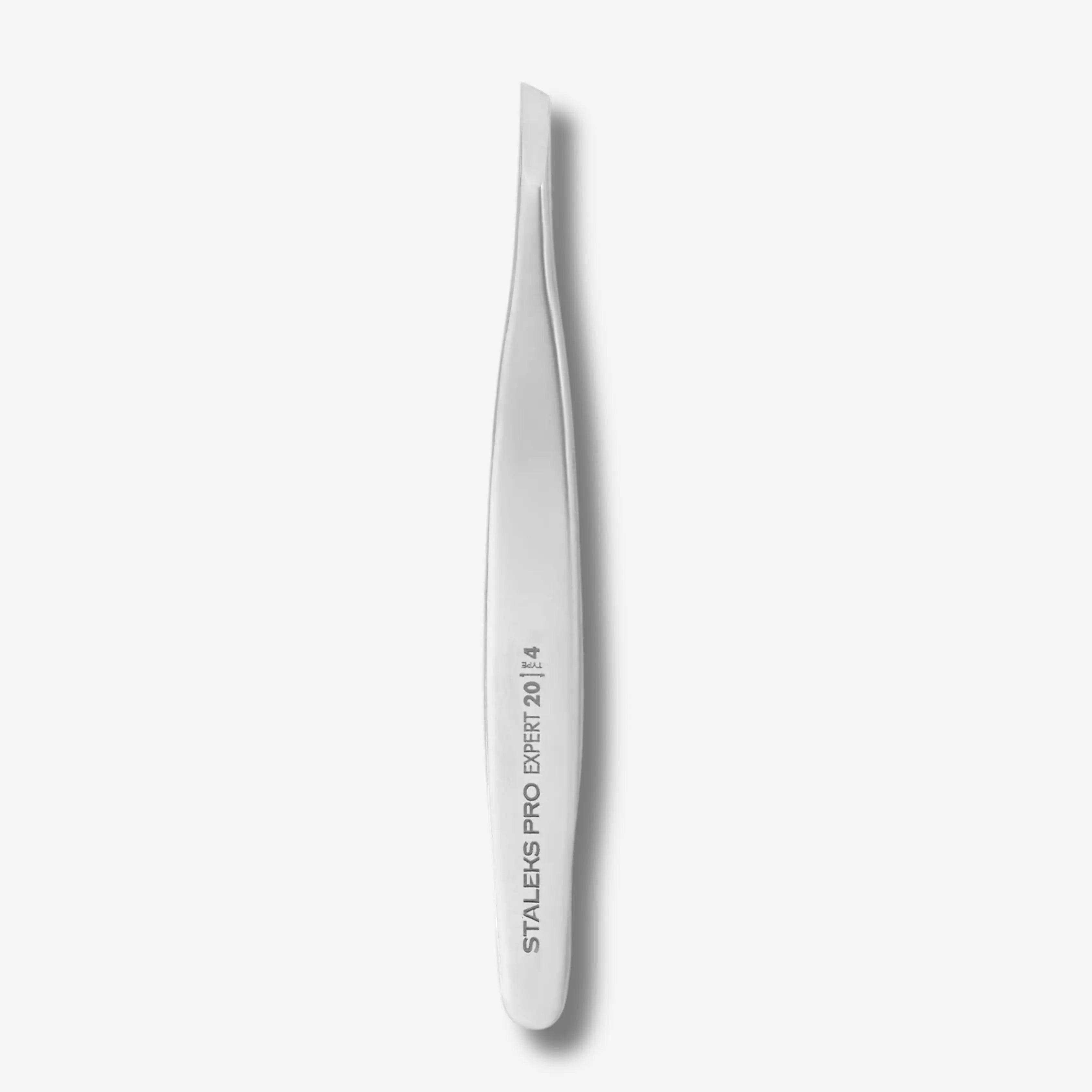 EXPERT 20 TYPE 4 professional eyebrow tweezers – narrow beveled edges for precise brow shaping. Stainless steel with a matte, non-slip finish.