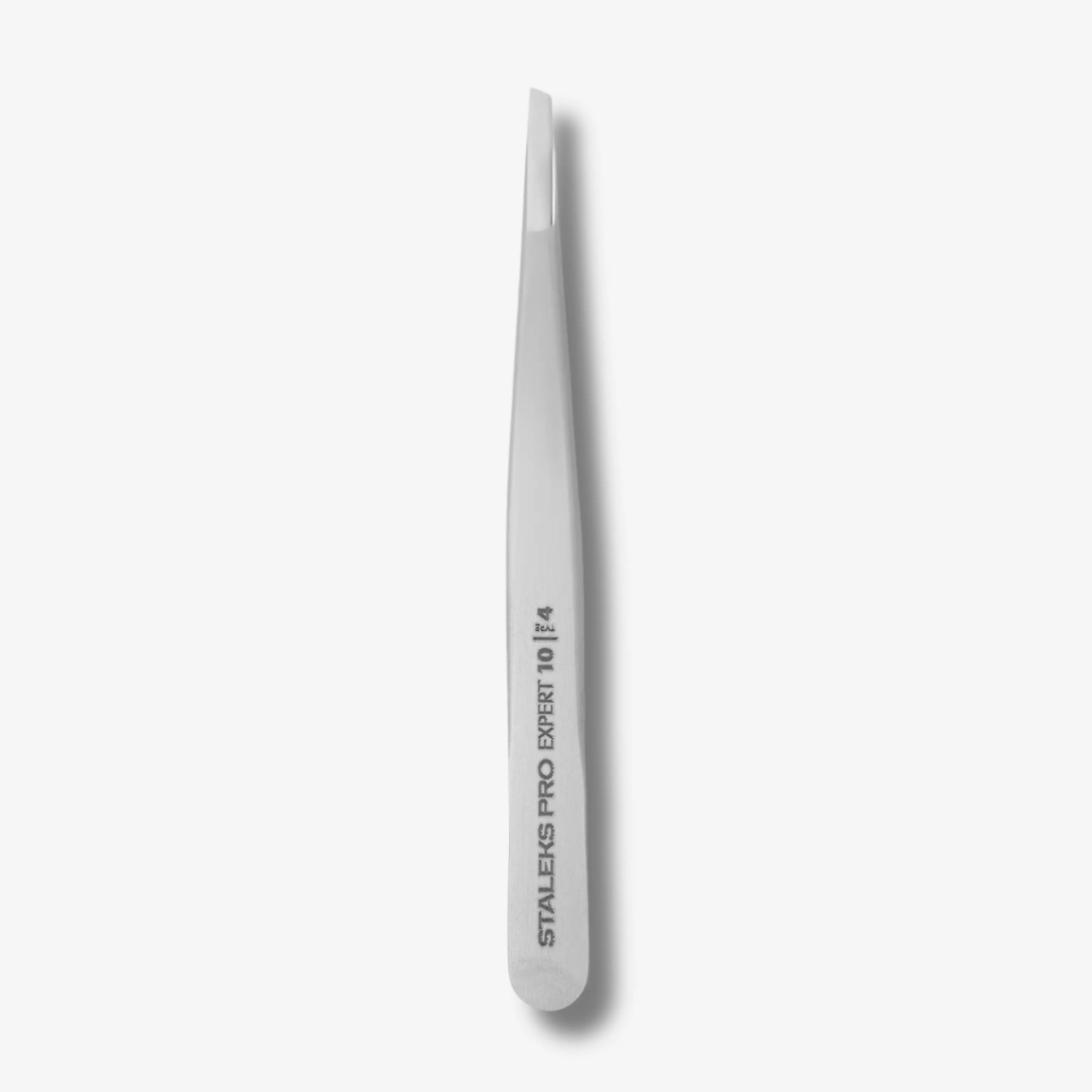 EXPERT 10 TYPE 4 professional eyebrow tweezers – narrow beveled edges for precise shaping. Stainless steel with a satin matte finish.