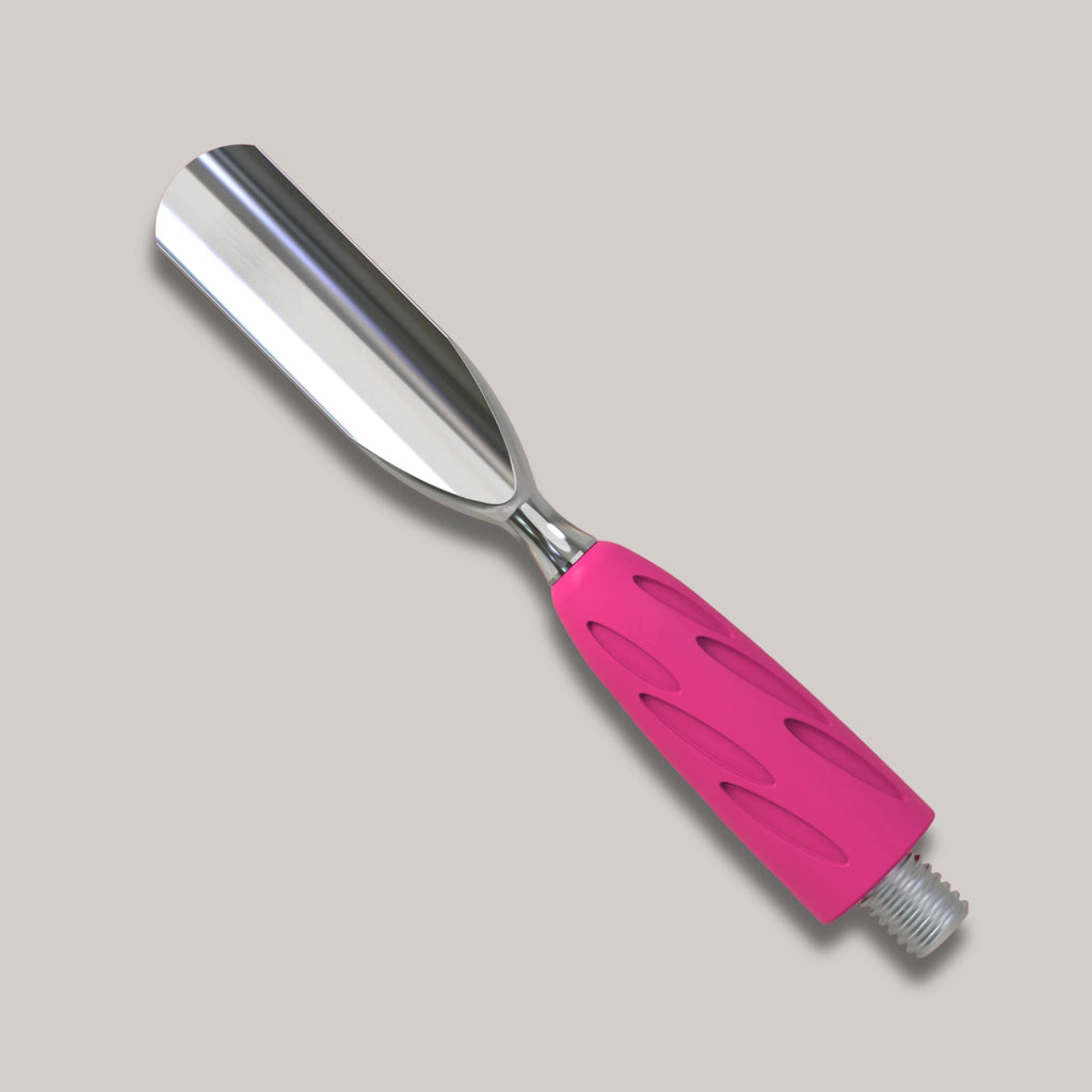 Combo UNIQ 17 Rounded Wide Pusher – stainless steel cuticle pusher with an ergonomic, hypoallergenic grip.