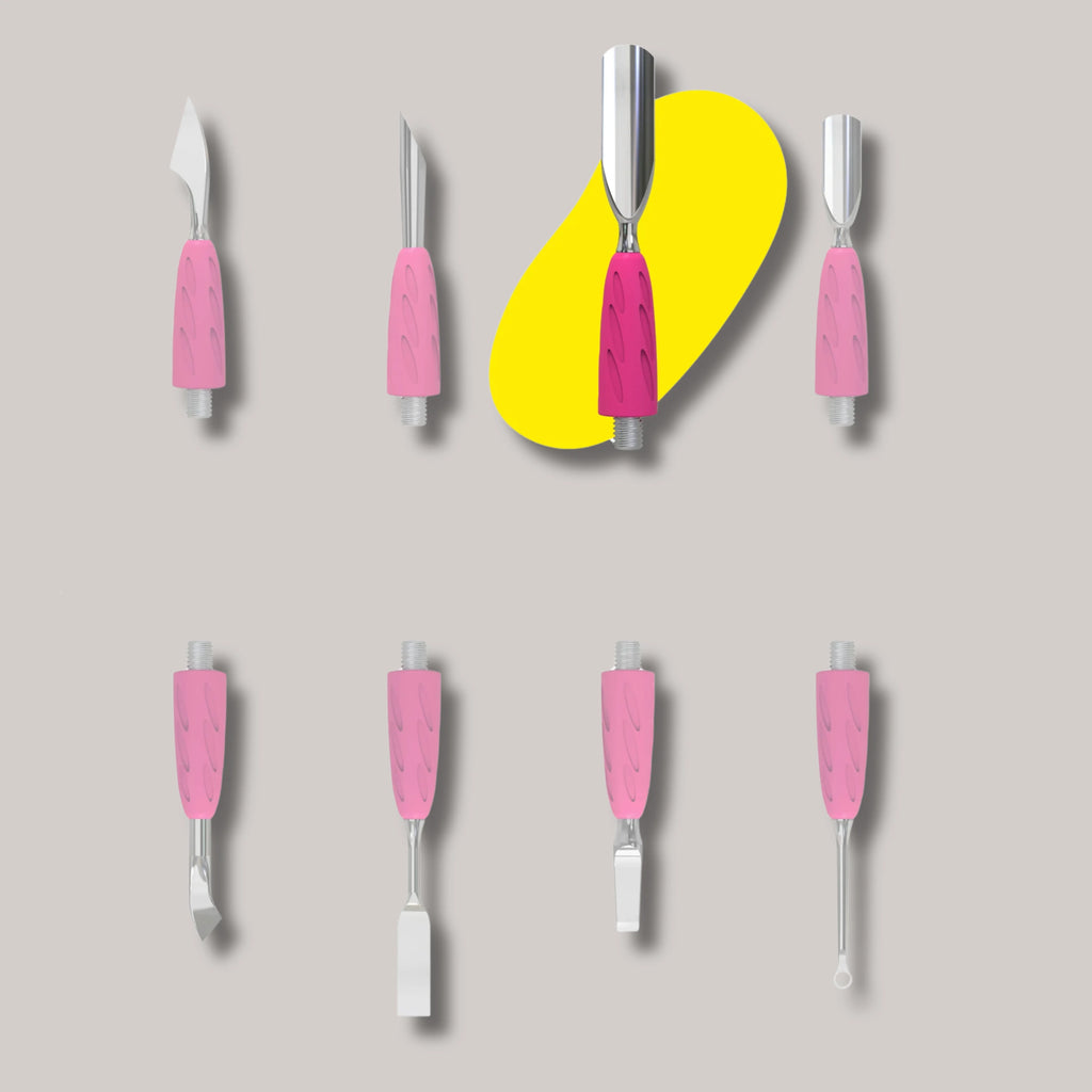Combo UNIQ 17 Rounded Wide Pusher – stainless steel cuticle pusher with an ergonomic, hypoallergenic grip.