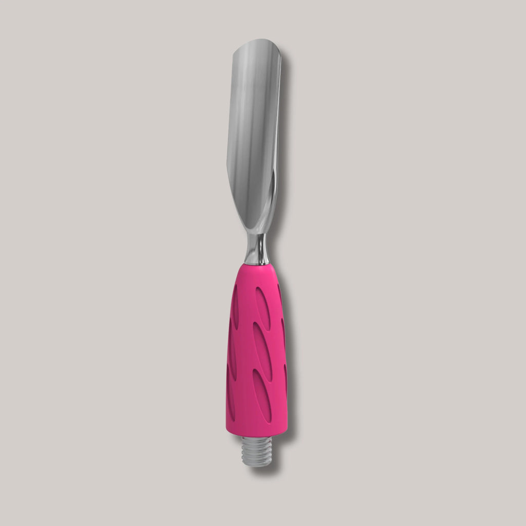 Combo UNIQ 17 Rounded Wide Pusher – stainless steel cuticle pusher with an ergonomic, hypoallergenic grip.